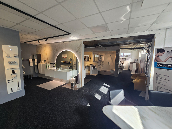 Showroom Saniveau Tegels laten zetten door Saniveau